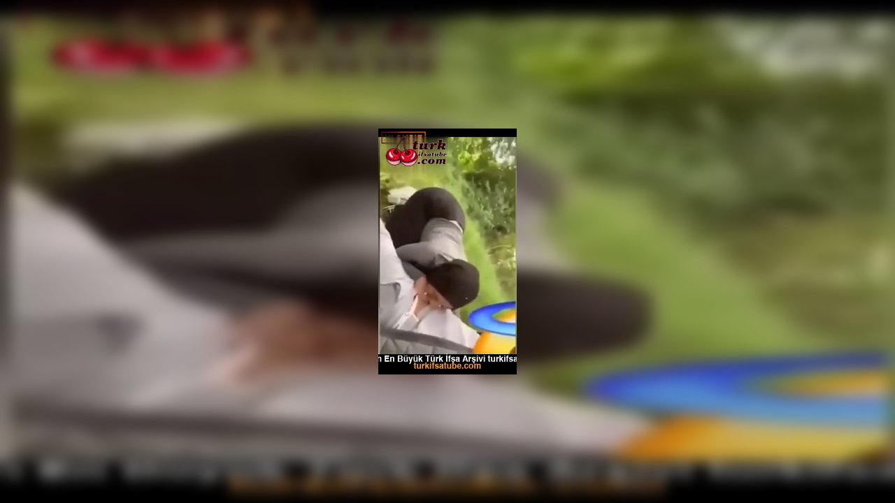 Parkta Suriyelinin ağzına veriyor