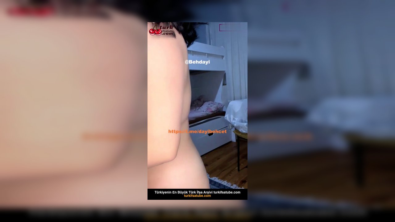 Milf ifşa Beyaz Kadın çocuk emzirdiği memelerini yaladı