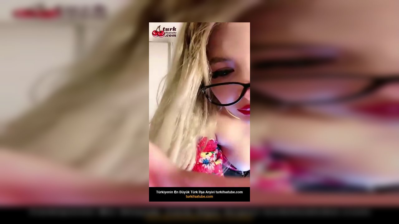 Hellodespina ifşa Mini kot etekli nude yayın yaptı