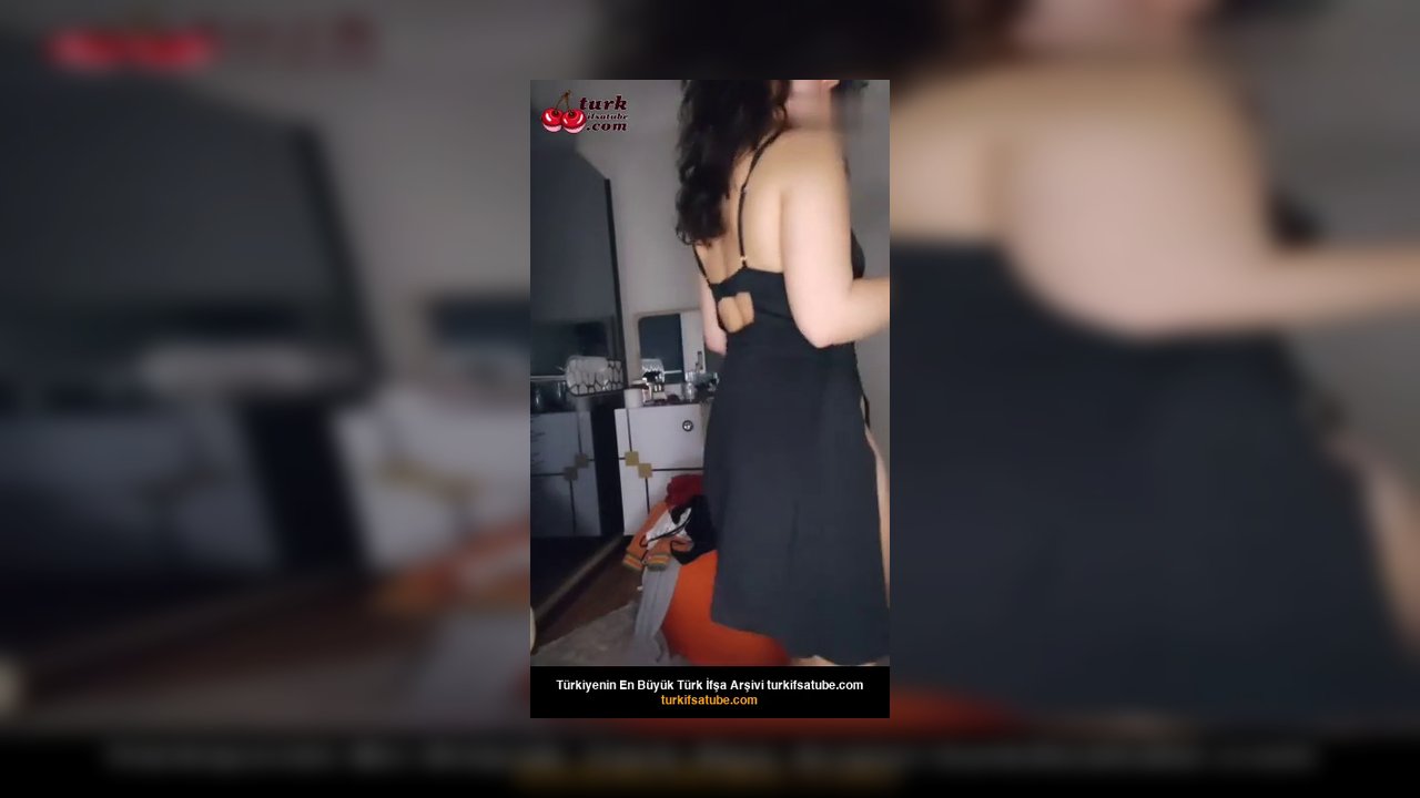 Tango BigAss ifşa Yırtmaçlı elbisesiyle göt show yaptı