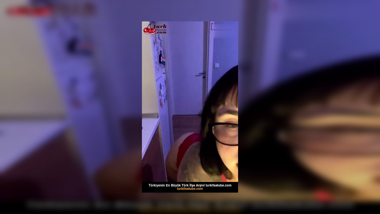 Xanxiety ifşa Minyon kız kırmızılar içinde dans etti