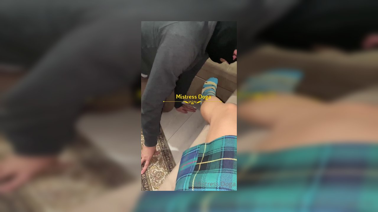 Yalnızca bir ayağımı yalayabiliyor çünkü bu it cezalı