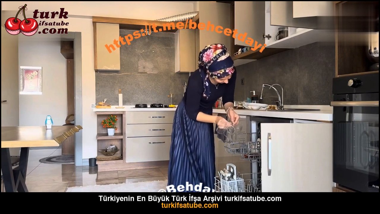 Fatma ile her telden ifşa Yatak odasını toplayıp mutfağa girişti