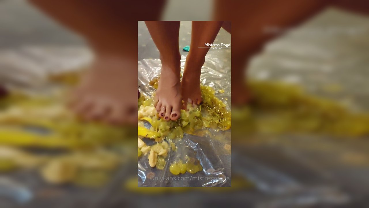 Sizlere, ayaklarım ile karışık meyvelerden şarap yaptım