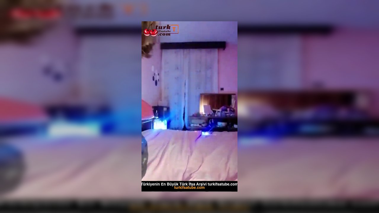 Tango Duru ifşa Deri elbisesiyle