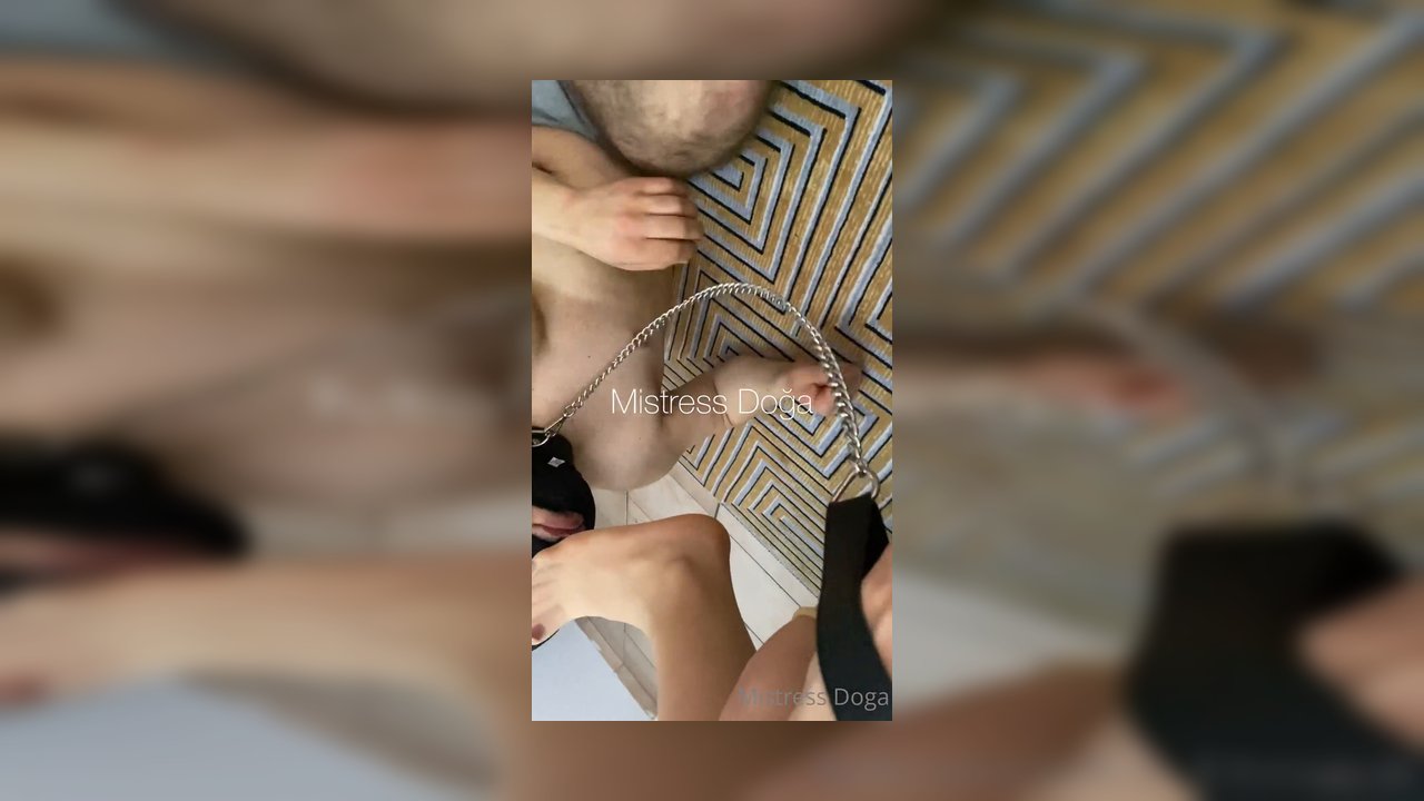 Önce stilettolarımı yalattım sonra ten rengi çoraplarımı koklattım