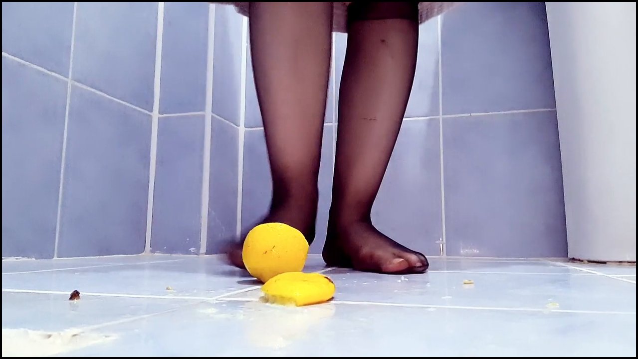 Sıcak yaz günlerinde ayağımın altında taze sıkılmış limonatayı kana kana içtiririm