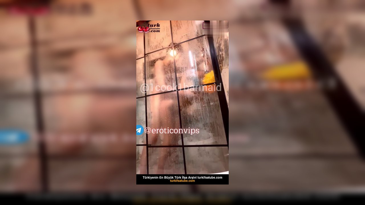 Duşta Sex 1cook1barmaid Sıcak suyun altında vuruştu