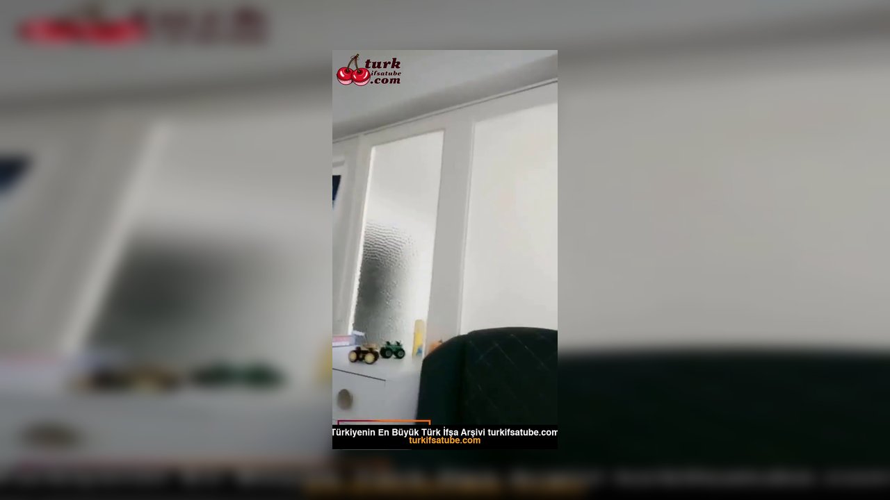 Sevgilisinin gömleğiyle show yapıyor