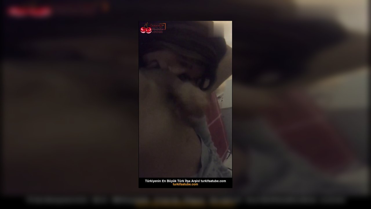 Genç kızın büyük zevkle yaladığı video