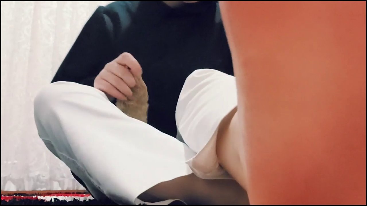 Asil kraliçenin önünde diz çök ve dantelli babet çoraplı ayakları kokla