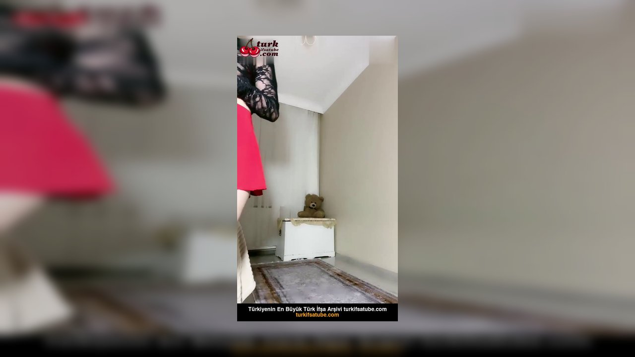 Boncuk ifşa Kırmızı etek jartiyer yanıyor