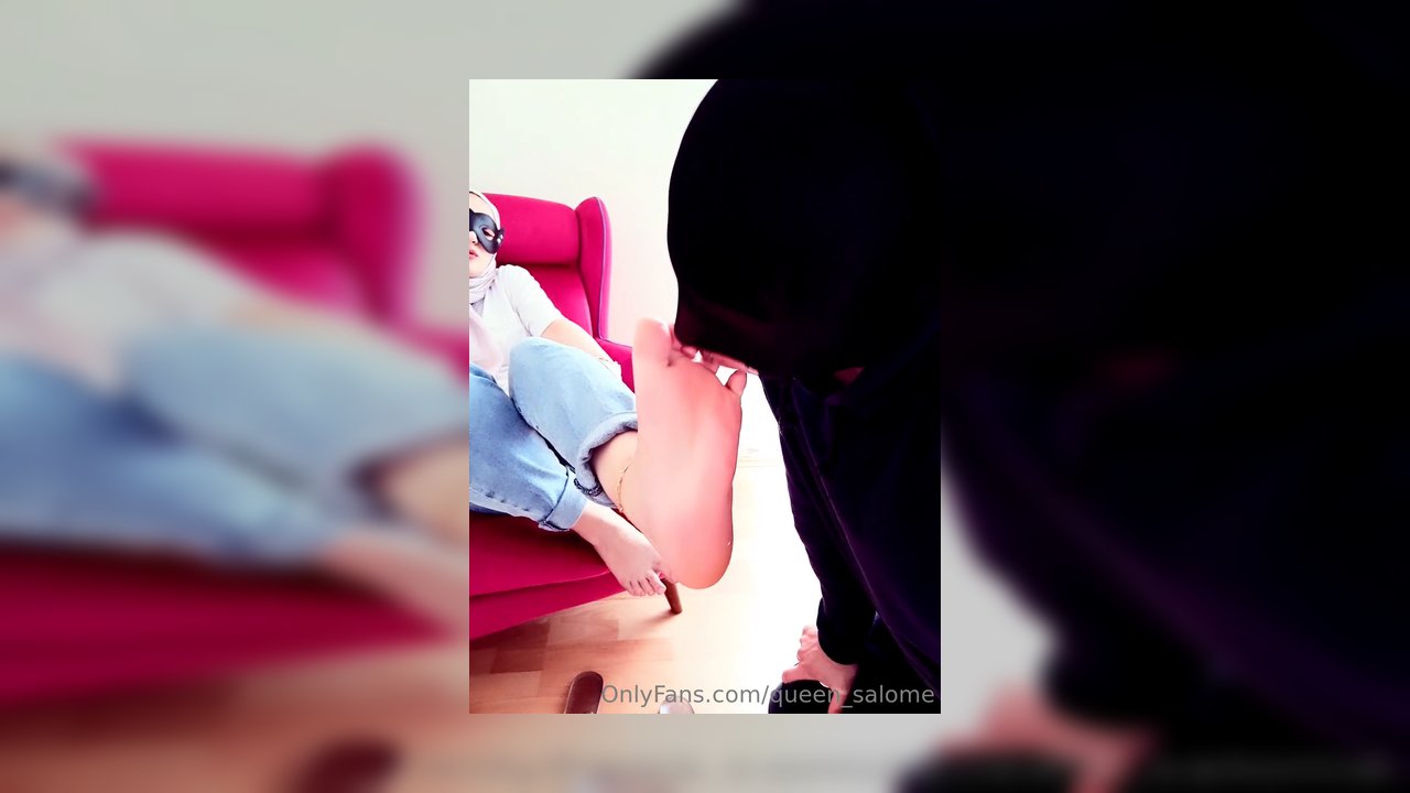 Çoraplarımı öptü, ayak parmaklarıma tek tek sakso çekti it herif