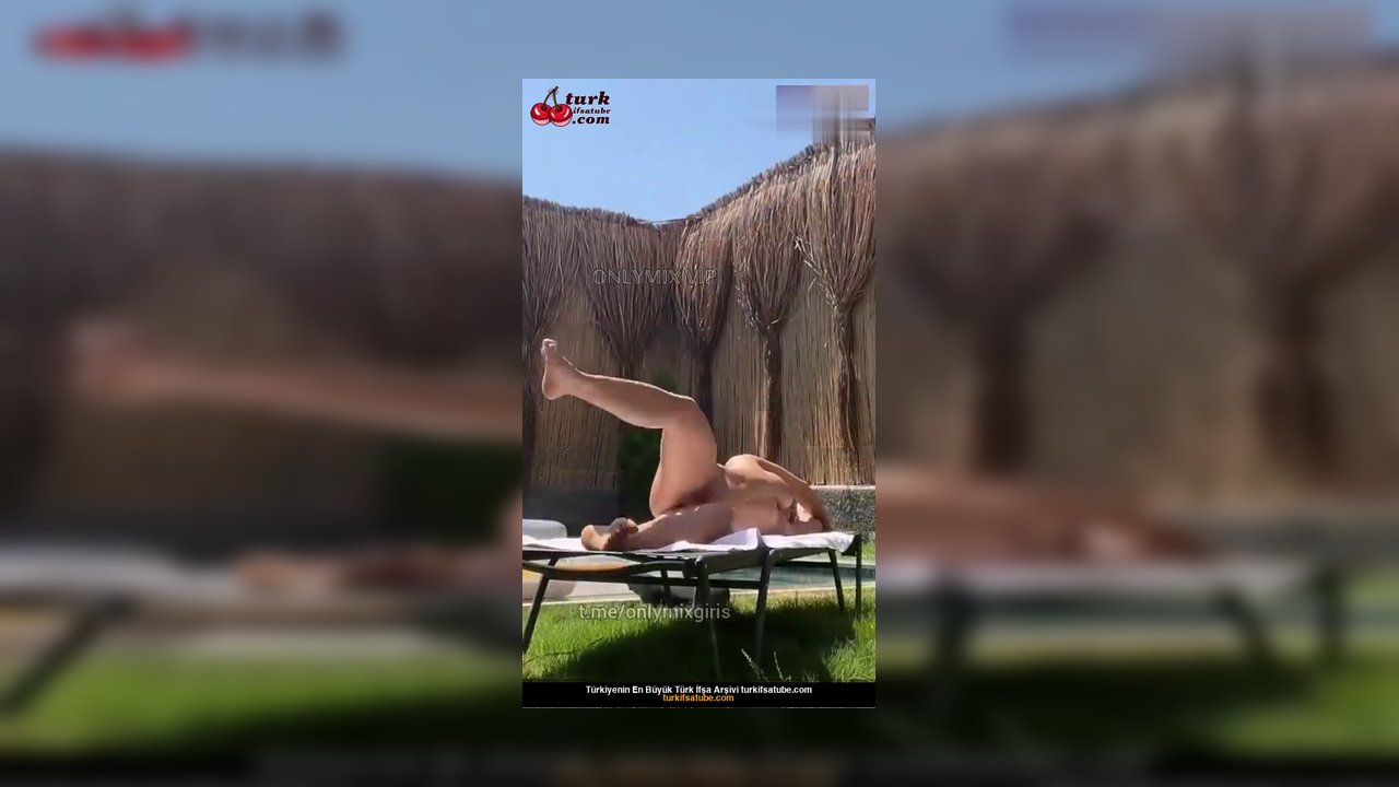 Berfecetalin ifşa Villanın bahçesinde çırıl çıplak açma germe