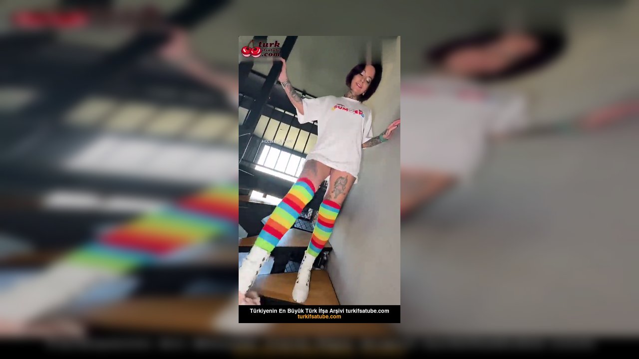 Yağmur Şimşek Ayağında bot merdivenlerde twerk yaptı