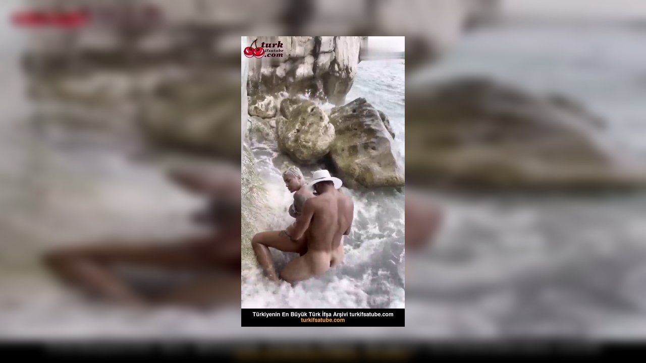 Denizin dalgalarında Travesti Sikiş